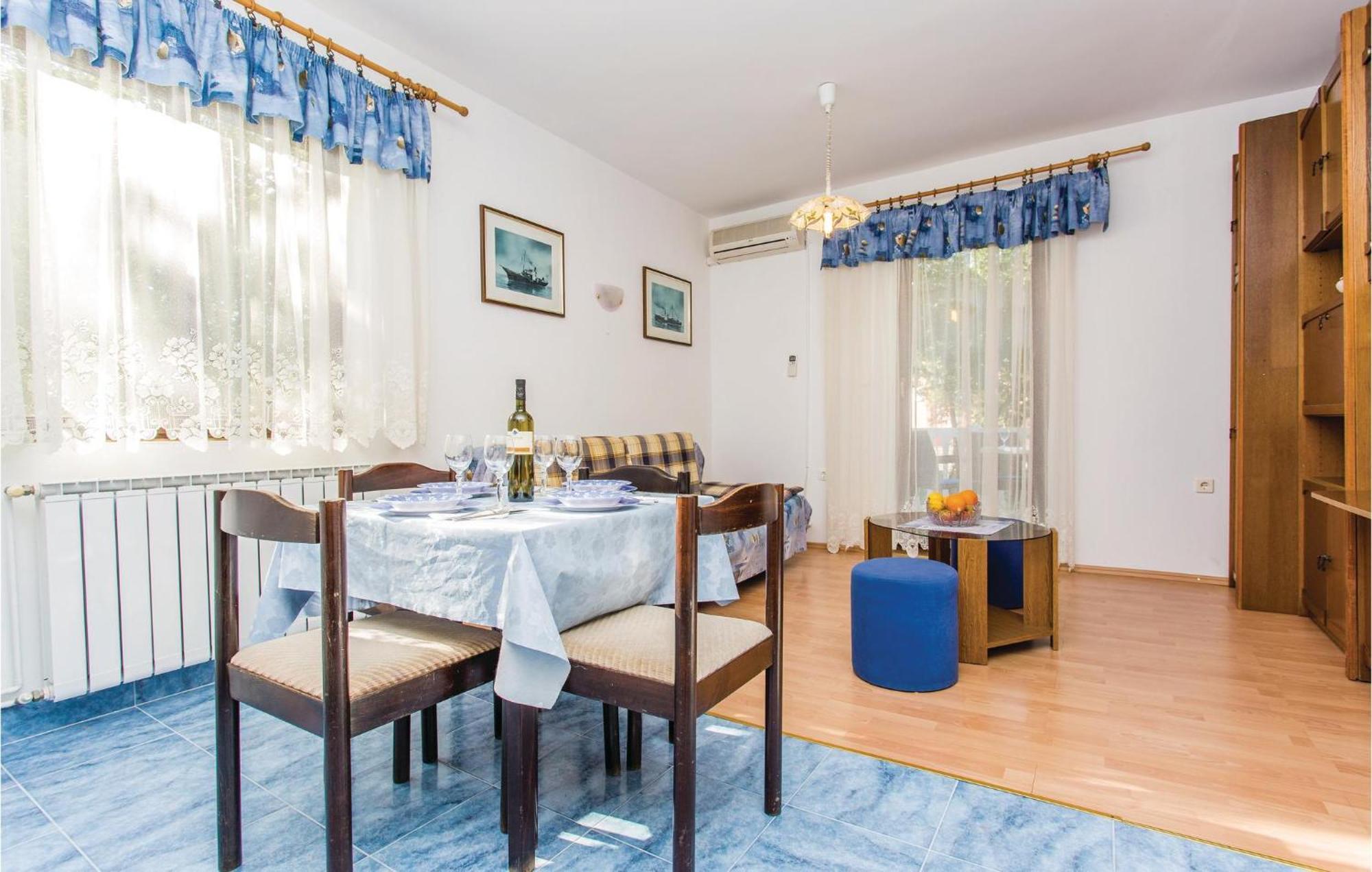 1 Bedroom Awesome Apartment In Малинска Екстериор снимка
