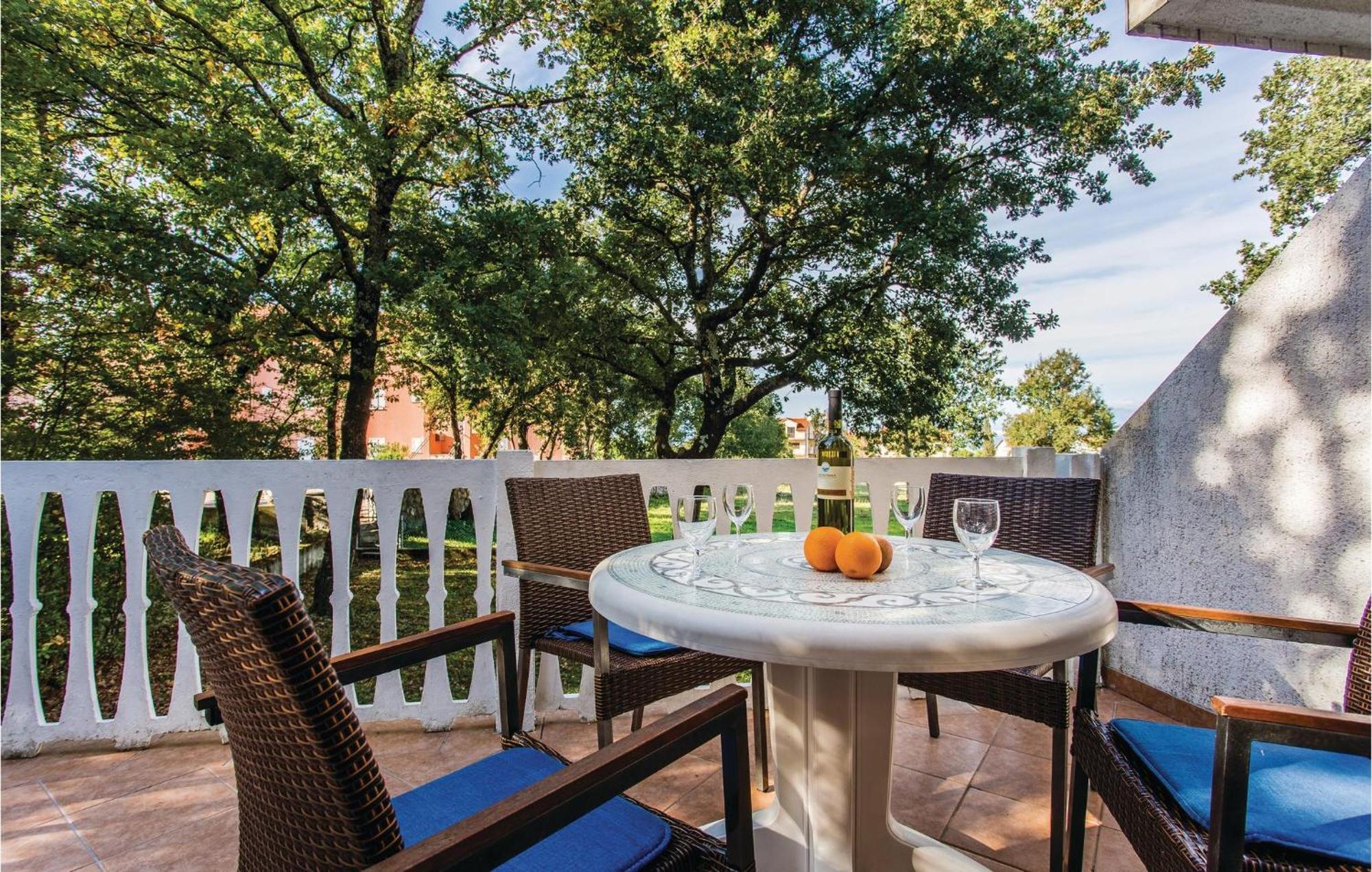 1 Bedroom Awesome Apartment In Малинска Екстериор снимка
